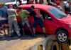 Veículo fica parcialmente suspenso e quase cai no rio no Porto de Parintins