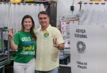 Flávio Bolsonaro vota no Rio e seguirá para Brasília para acompanhar apuração